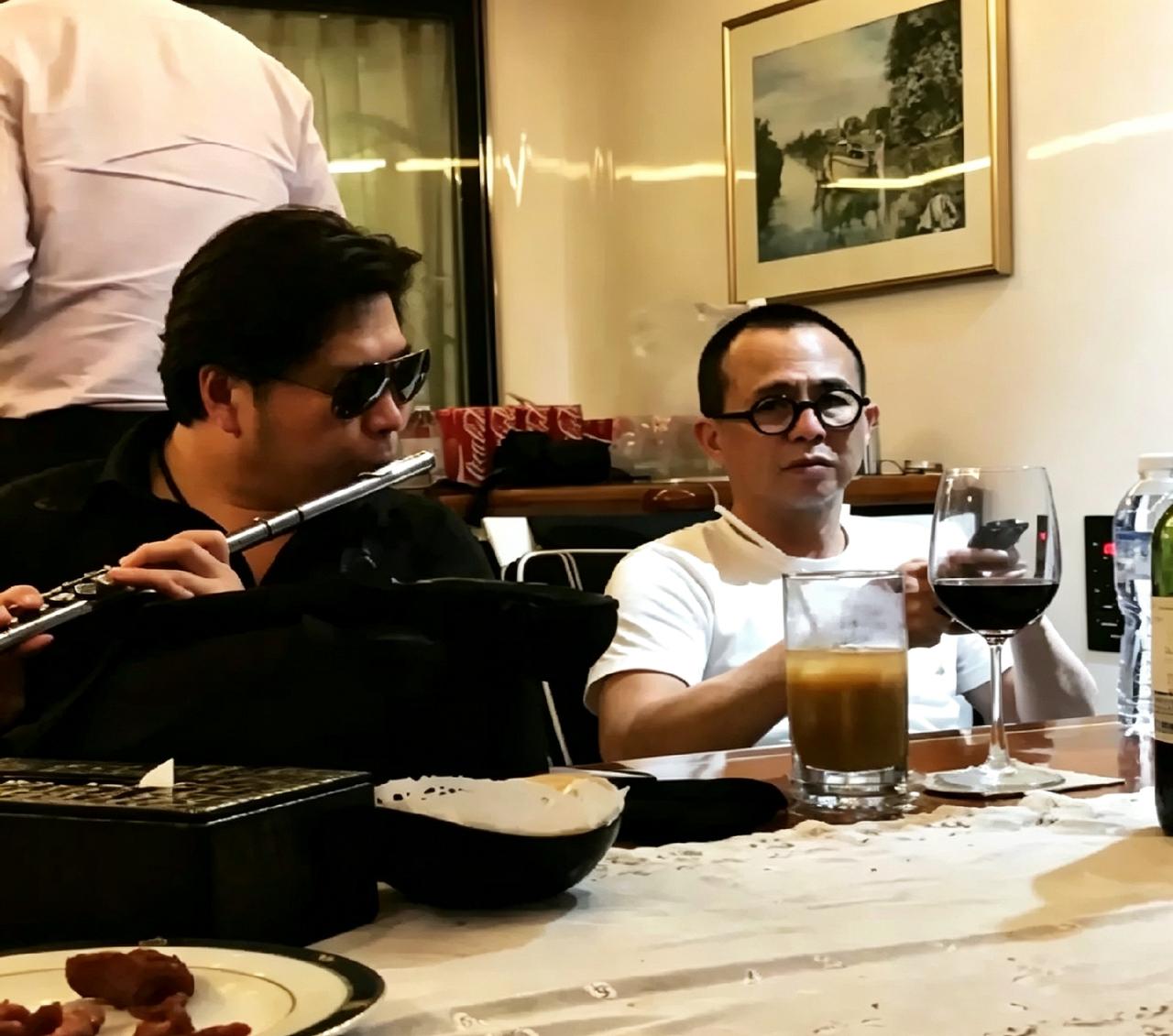 李泽楷吃个夜宵，桌上摆着红酒，旁边哥们儿还吹起长笛助兴。这哪是吃饭啊，分明是吃情
