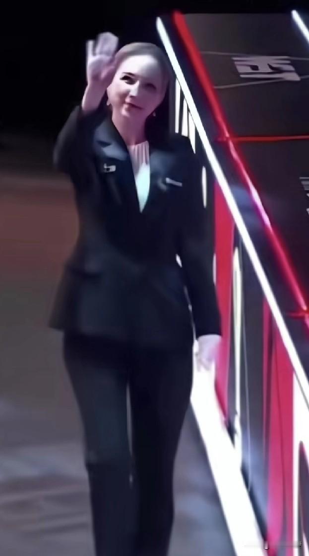 今天早上一来上班，同事就主动告诉我说，她家里的女婿现在调到某镇上当副镇长了。我