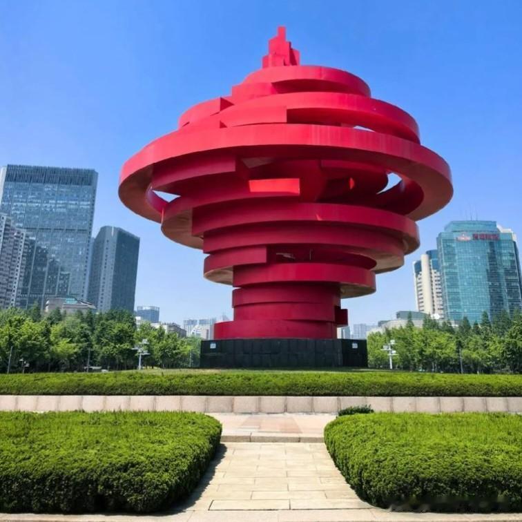 为出生在大青岛这个美丽富饶的快速发展的城市而自豪。青岛是山东经济的领头羊，青岛