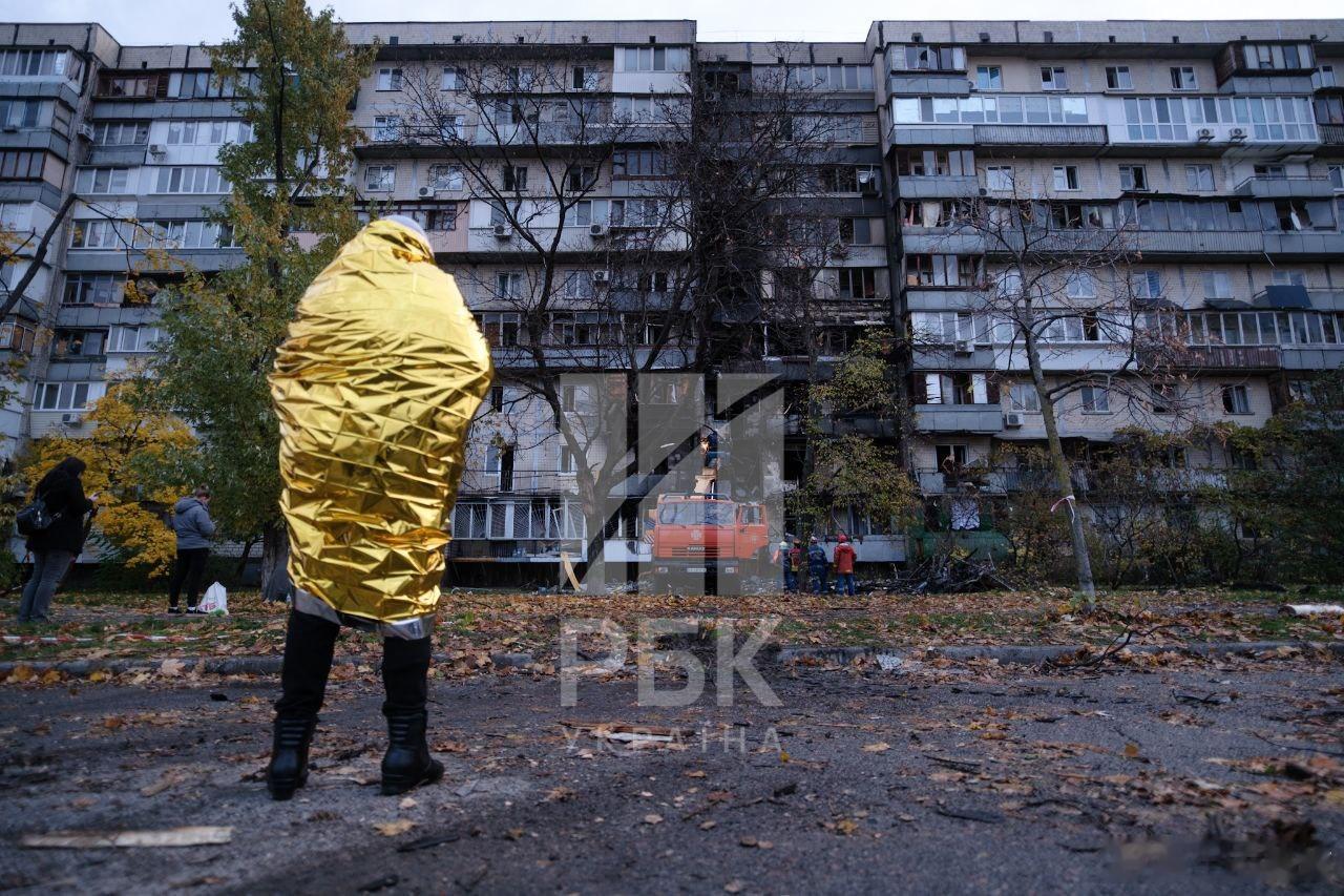 连续第二天遭俄军袭击10月26日凌晨,俄罗斯出动攻击型无人机袭击基辅。市内多栋住