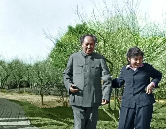 1962年，拽着毛主席来踏青，这张照片看着就喜庆，春天里生机勃勃。可照片