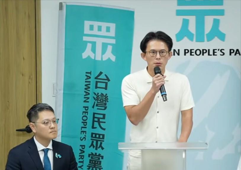 7月15日下午民众党正式召开记者会，由党主席黄国昌公开宣布，正式征召‌39岁的花