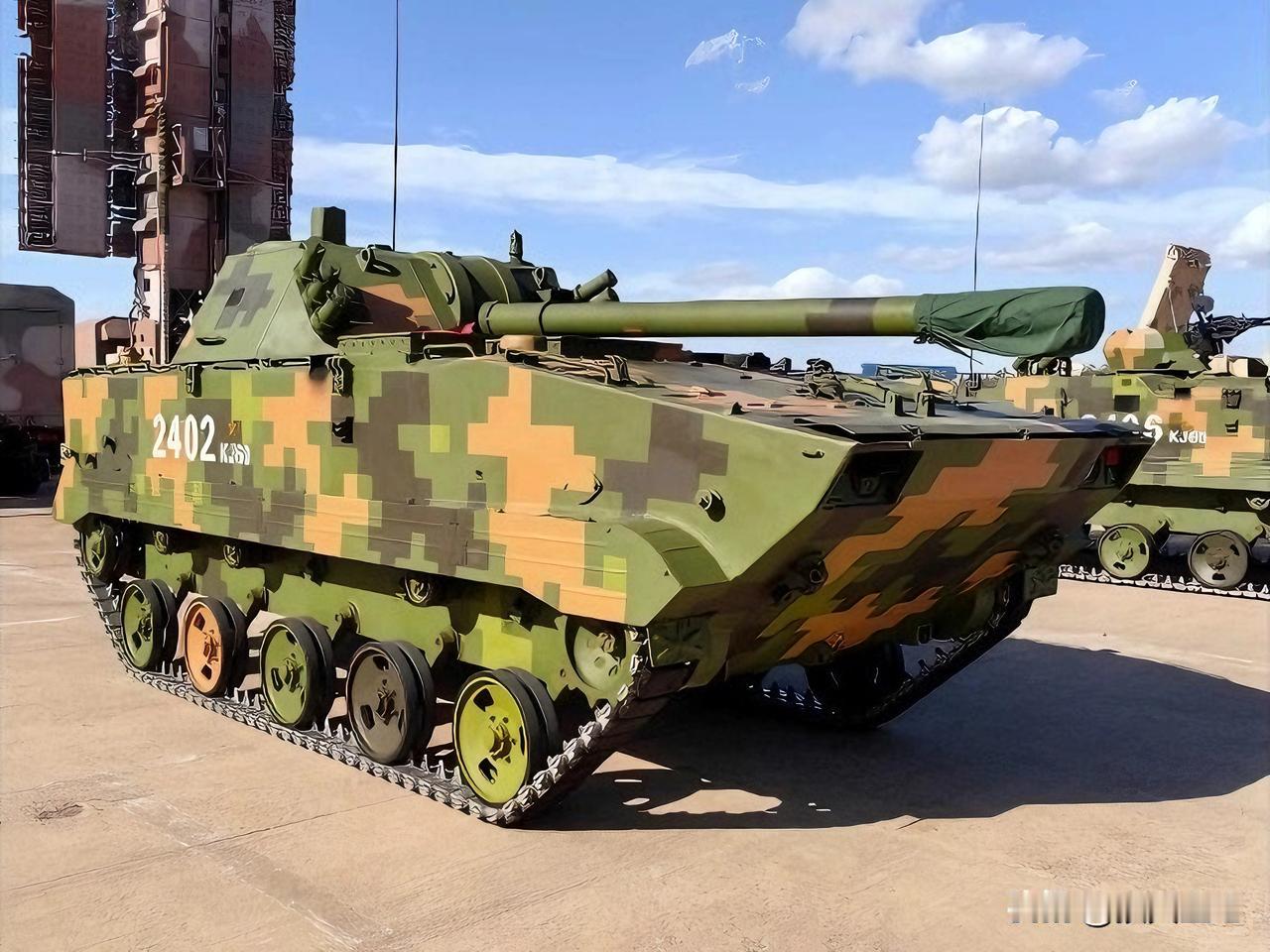 国产兵器——120毫米空降自行迫榴炮这是在ZBD-03伞兵战车底盘基础上研制的