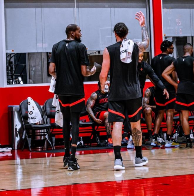 从本赛季的前4场比赛来看，火箭队的9人轮换基本上已经成型了，在4场常规赛当中，火