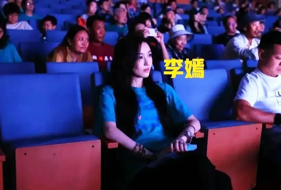 李嫣与爸爸李亚鹏一同出席嫣然天使基金活动。坐在台下李嫣很漂亮，时尚，唇腭裂全然不