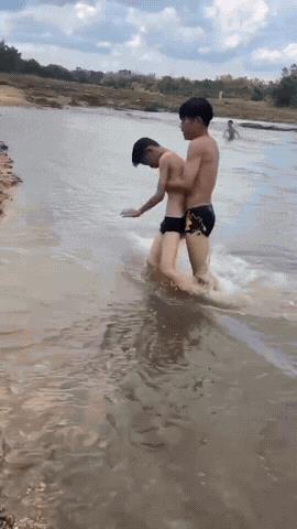 “这个00后上人民日报了！”广东廉江，男孩溺水沉入水底，危急关头，一00后小伙子