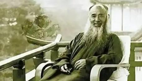 1945年秋，张大千打算在北京安家置业，正巧有座前清王府要卖，标价500两黄金。