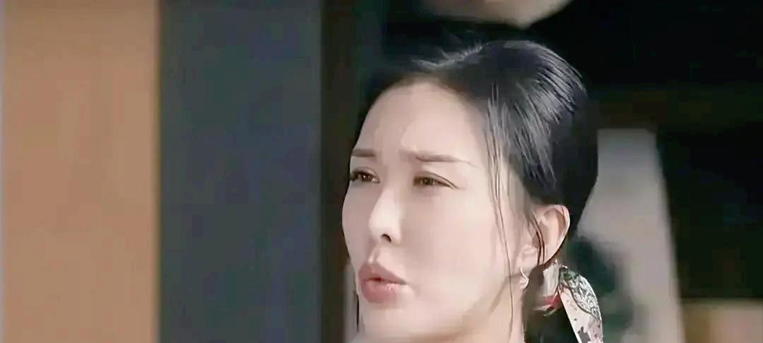 手悬在半空。酒杯是冷的。这是第三次，田朴珺的名字撞上邓文迪的沉默。论坛提问