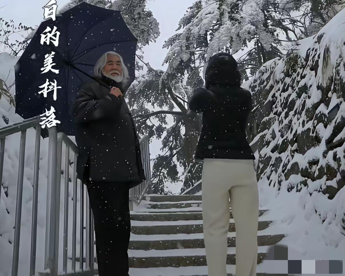 杜星霖真是太心急了。领着老张头儿出来爬山。这把老骨头是加固了304不锈钢吗？