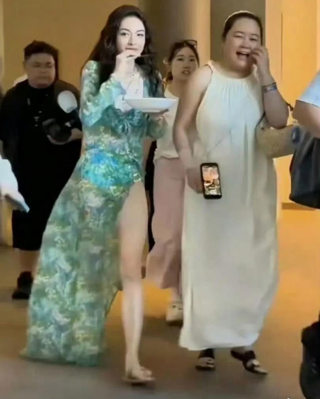 钟楚曦这拖鞋炫得……我居然无法反驳不愧是女神就是好看。