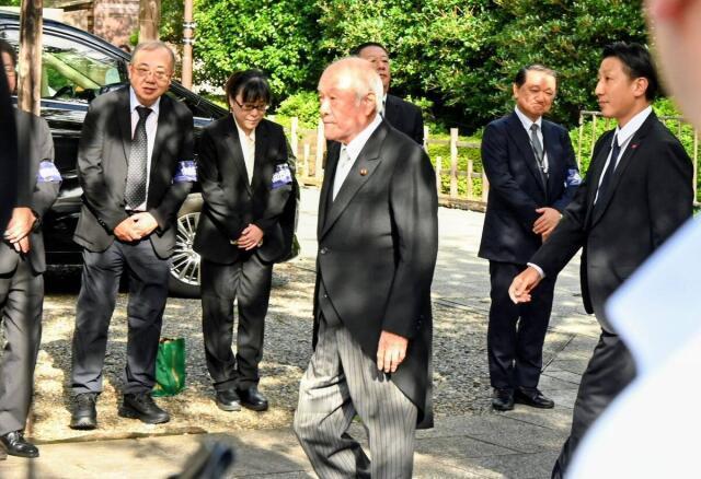 不常见！日本自民党高官在高市早苗默许下参拜靖国神社挑衅意味十足，其中包括日本防卫