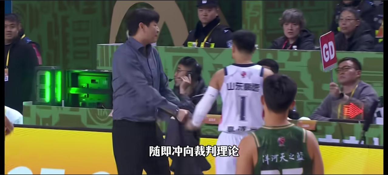 丘彪因祸得福，客场带走胜利。昨天晚上山东高速主教练邱彪因不满裁判的判罚，直接给