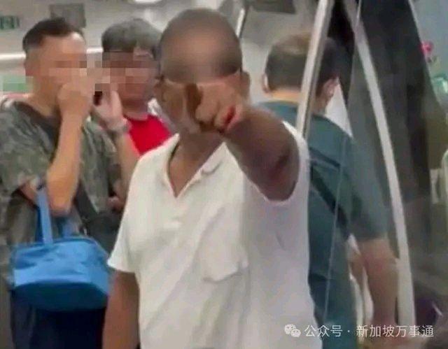 滚回中国去!新加坡地铁上一安哥发表种族歧视言论，引全网众怒！现场视频曝光视频中，