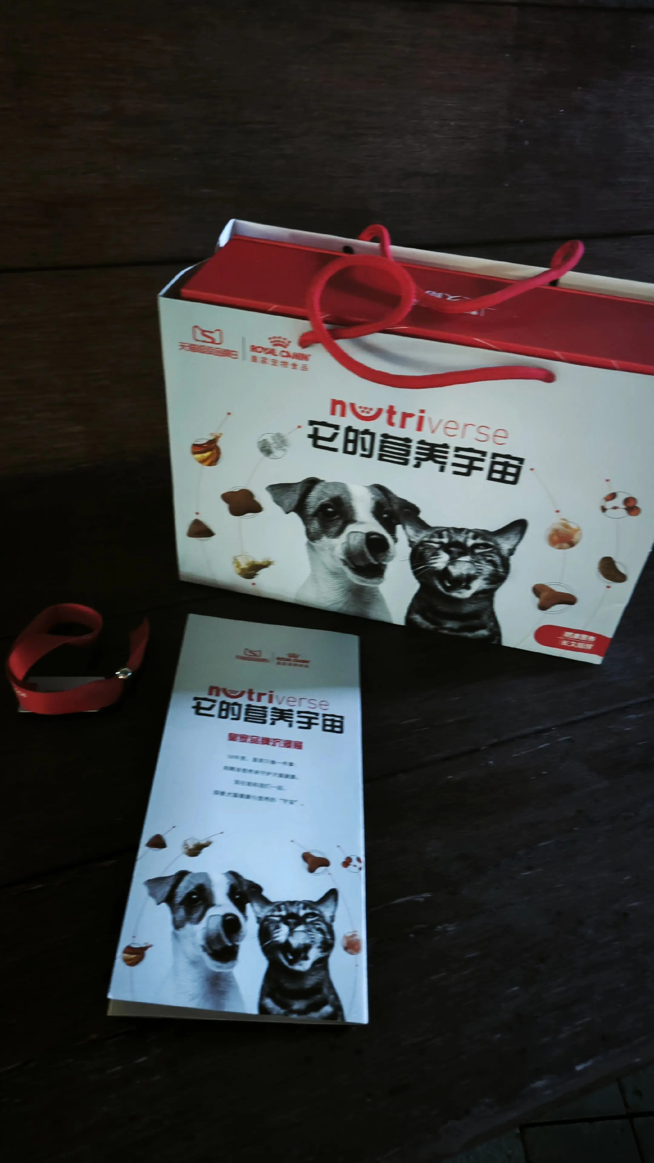 狗狗的粮食有着落了。昨日参加活动回家路上看到西岸梦中心有皇家宠物食品快...