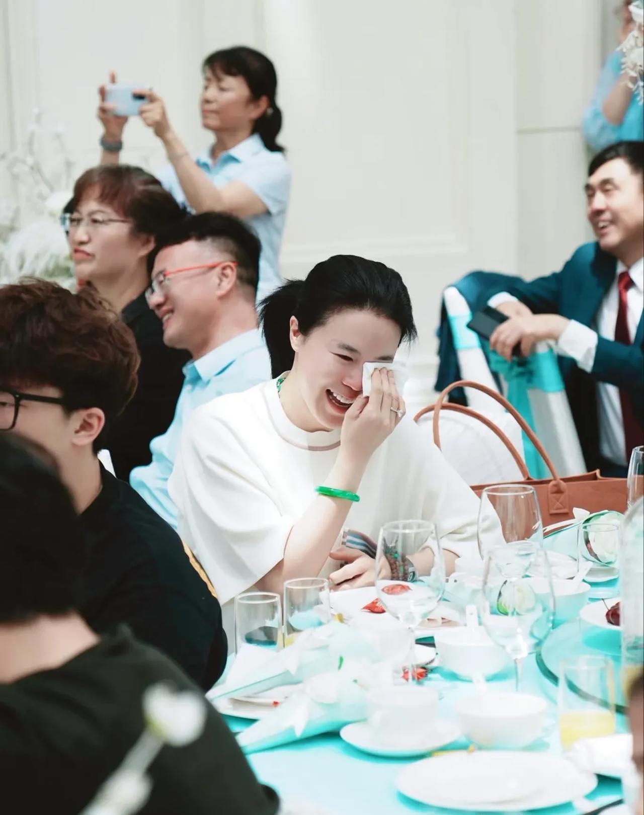 李隼女儿婚礼上的摄影师独家拍摄的高清照片来啦，值得收藏！王楠的镯子和钻石戒指很