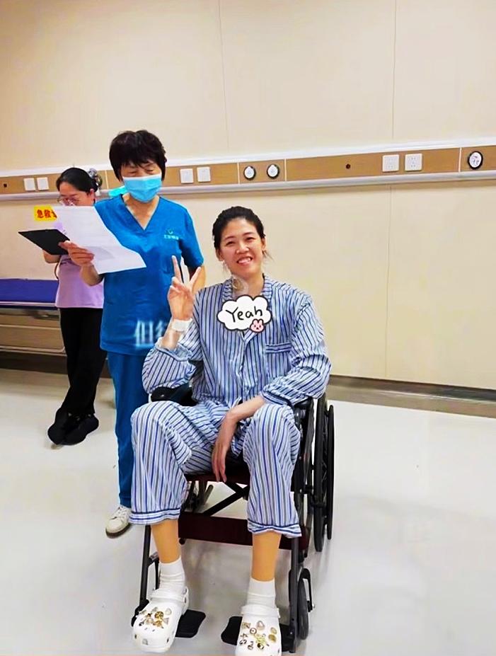 中国女排的头号主攻李盈莹旧伤未愈，又做了心脏手术，遗憾地和2026赛季说再见了。