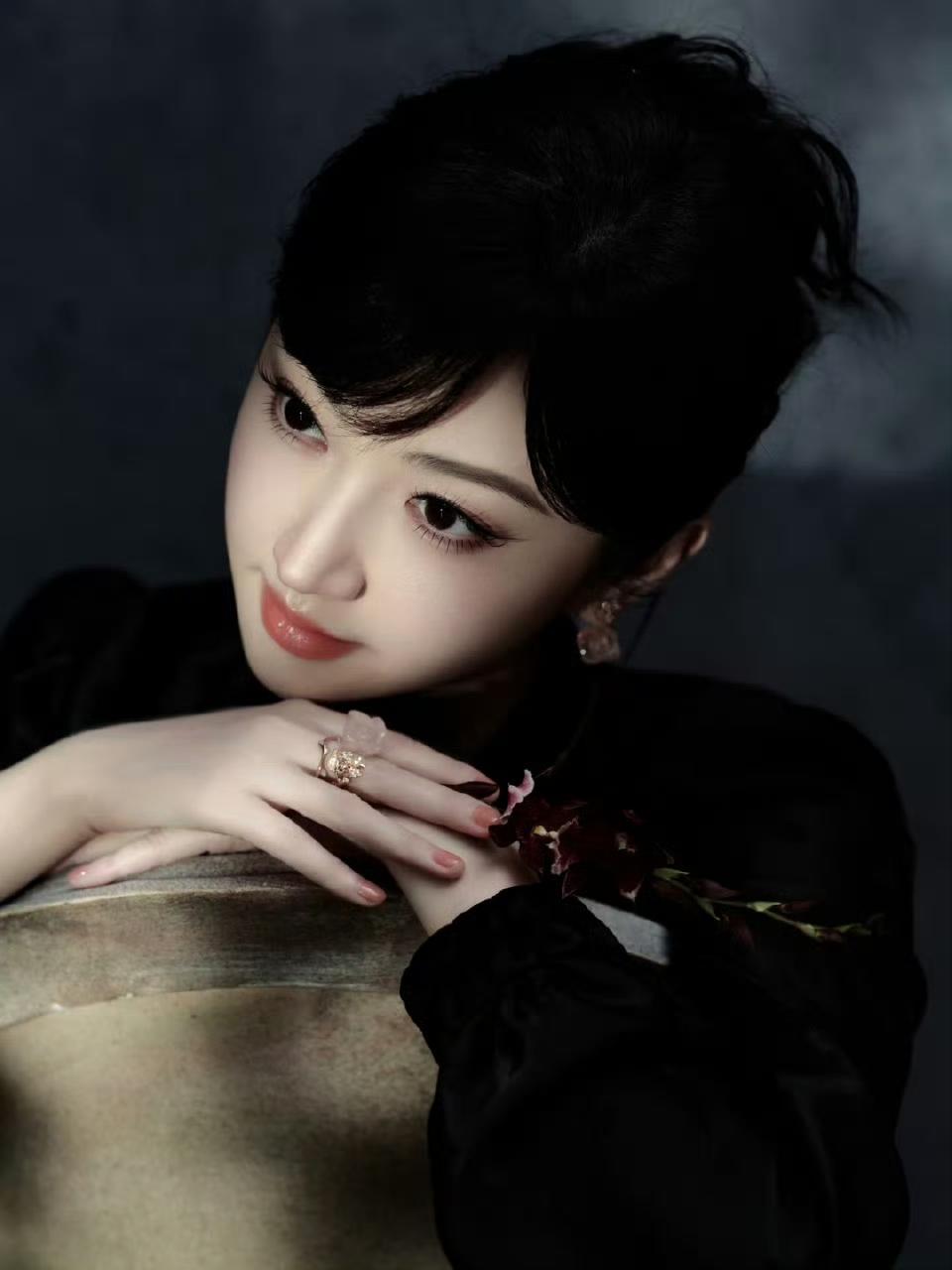 高贵冷艳有气质的女神，绝美人间富贵花！一起感受景甜的美貌暴击吧