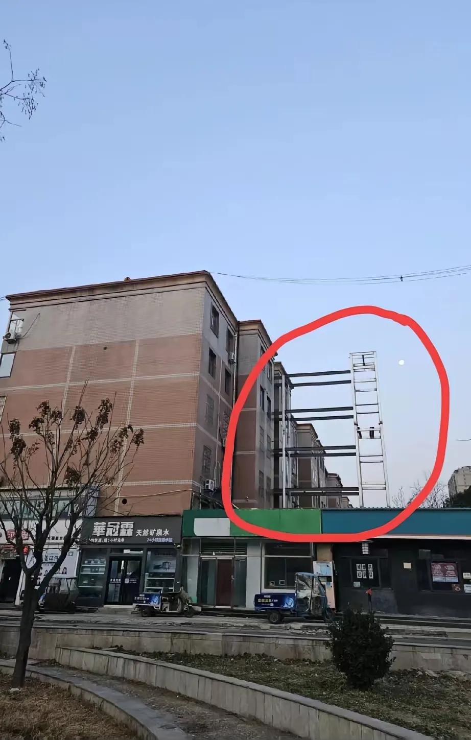 到底是什么样的“神仙邻里”，能让6层楼的单元在装电梯这件“老大难”事上达成一致，