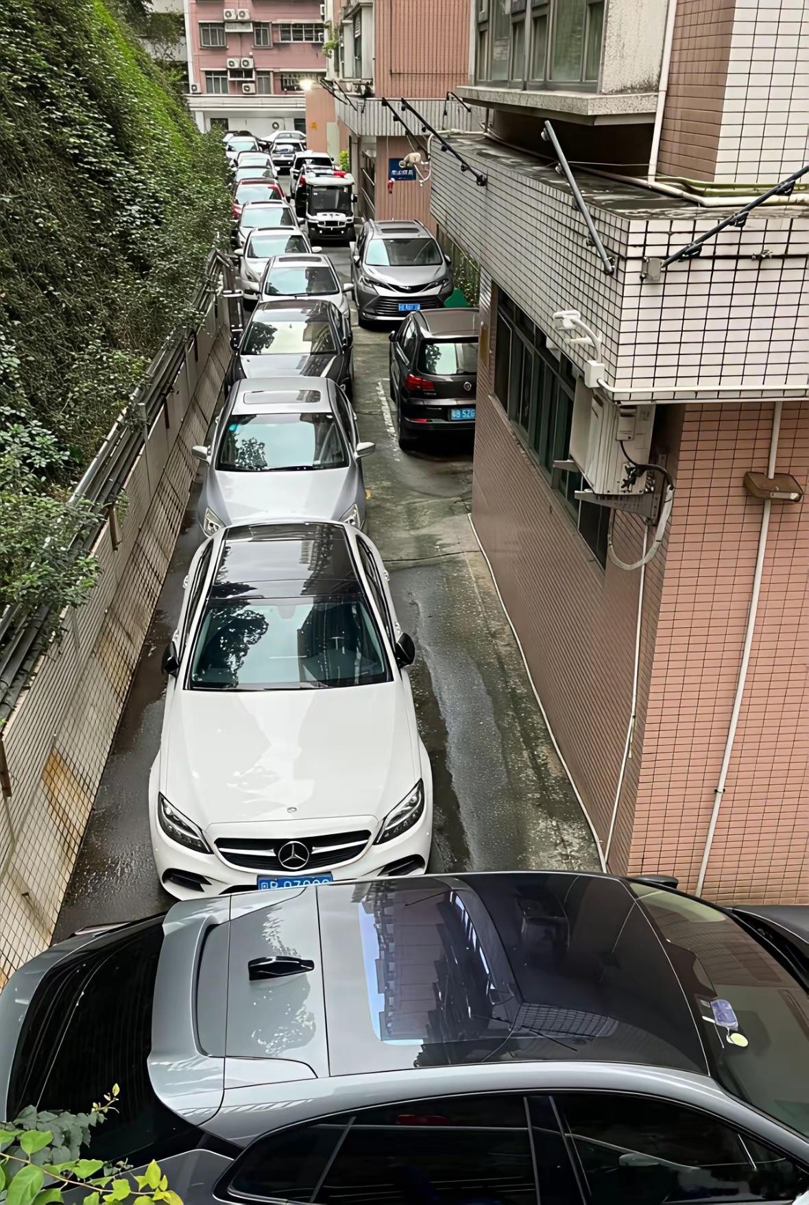 深圳“老破小”的停车位囧境，这种情况一般在周日达到顶峰。