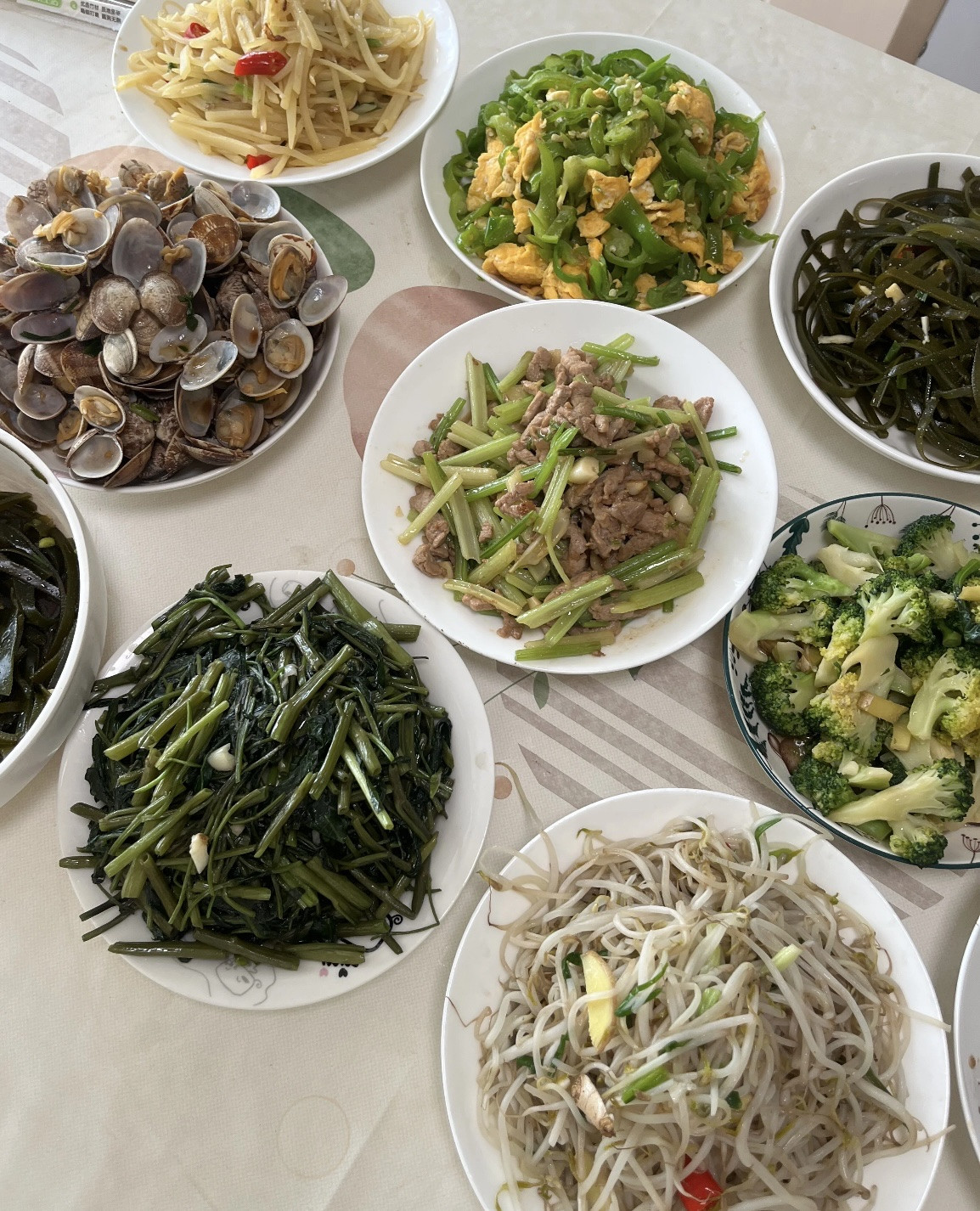 表妹来家里吃饭，做了一桌丰盛的美食，大家觉得怎么样？