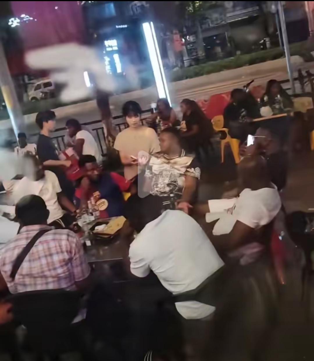 黑人朋友撸串被小姑娘点单？这画面才是中国真魅力！别再吹“高大上”的吸引力了