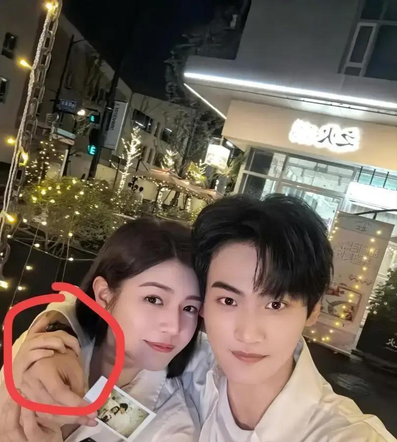 剧组吻戏拍完，导演喊卡，周柯宇立刻后退三步。陈妍希转头就对镜头说：“教我儿