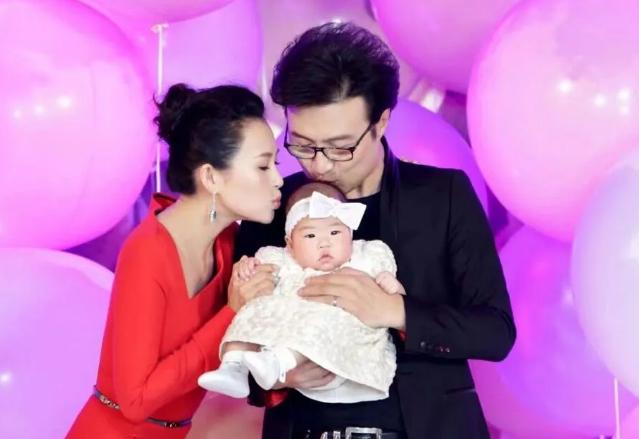 在汪峰眼里，章子怡不仅强势，还是一个爱吃醋的女人。她吃起醋来，就连家里的阿姨都