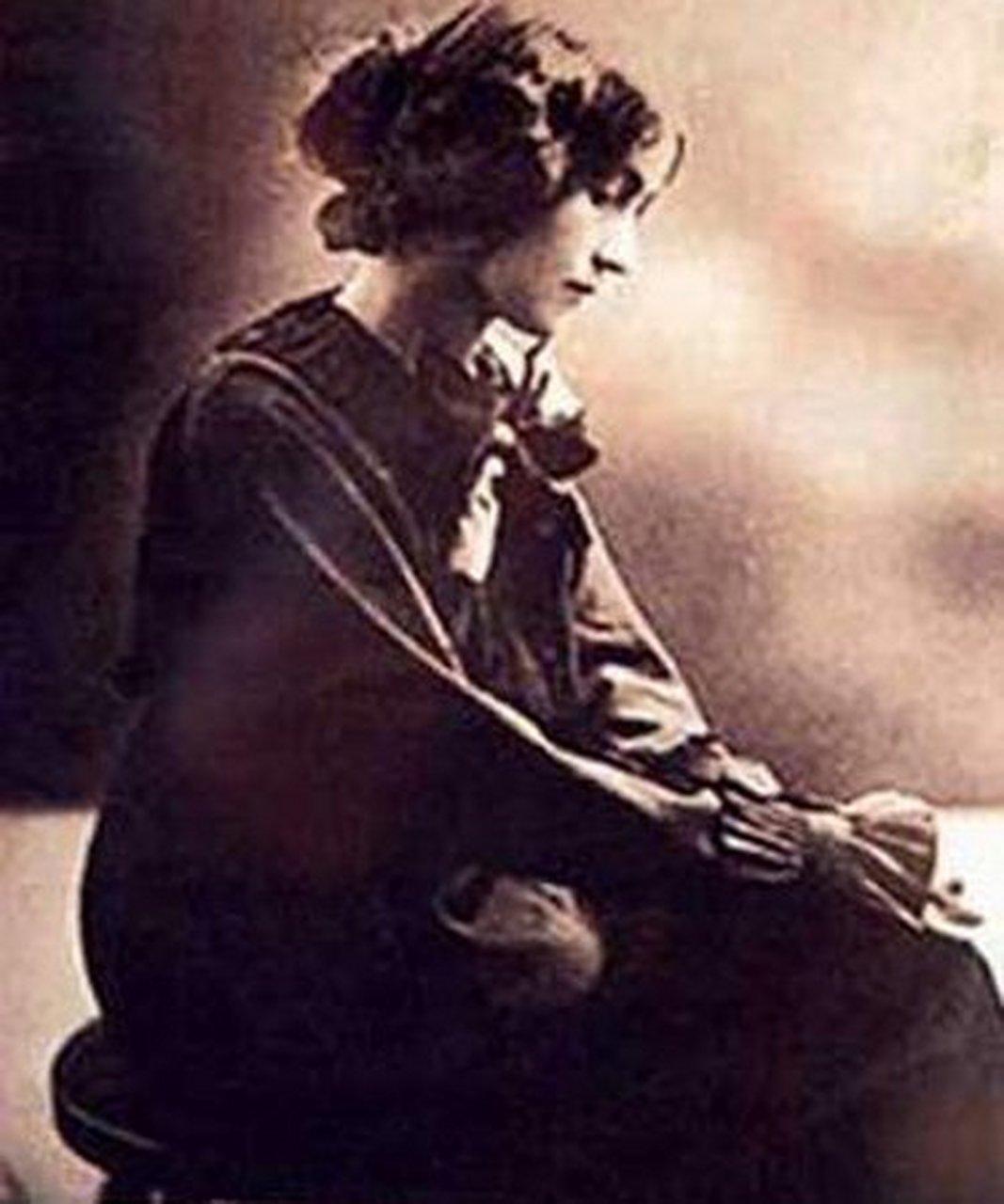 1935年，苏联美女玛格丽塔趁着丈夫给爱因斯坦塑像，主动靠近这位科学巨匠，两人的