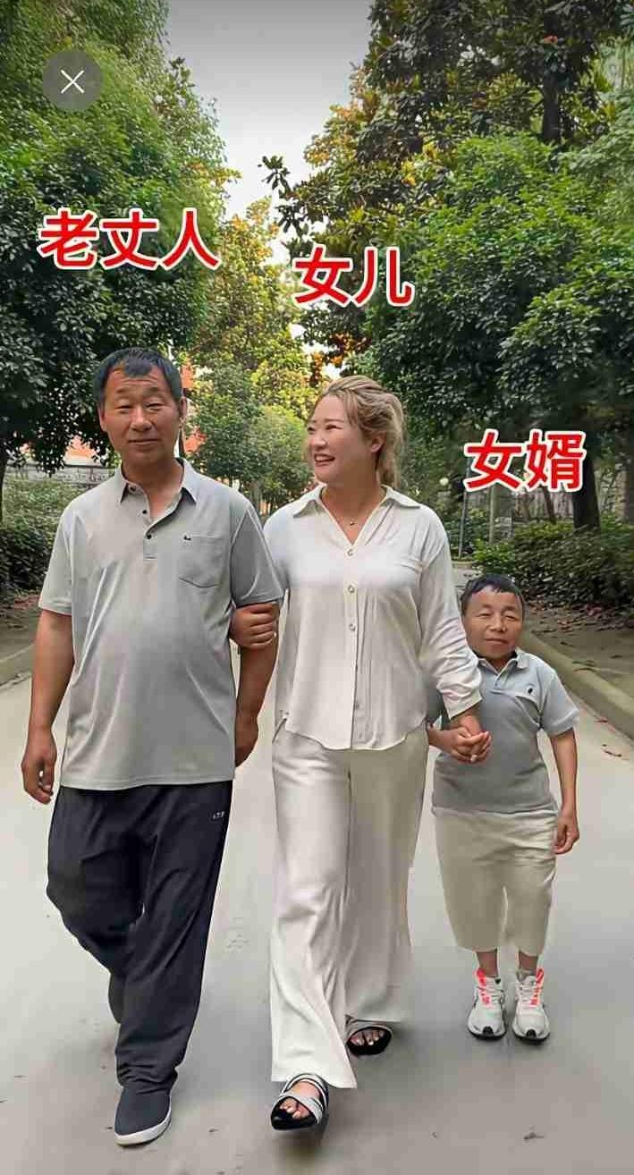 不得不说，这小子有两把刷子！这样的个子，长的也不是多帅，为啥能抱的美女归