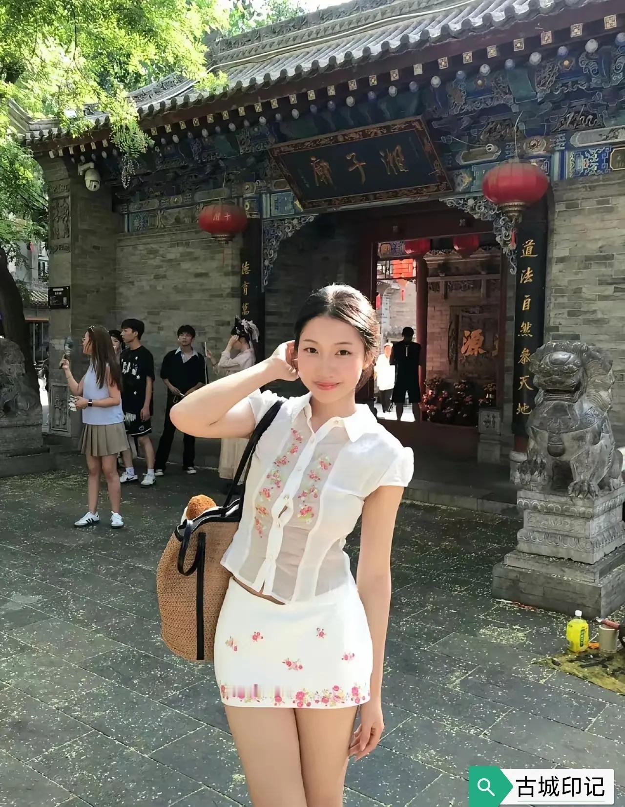 你对西安这个城市有什么印象一到西安古城，就遇见了年轻美丽的导游，热情大方，亲切自