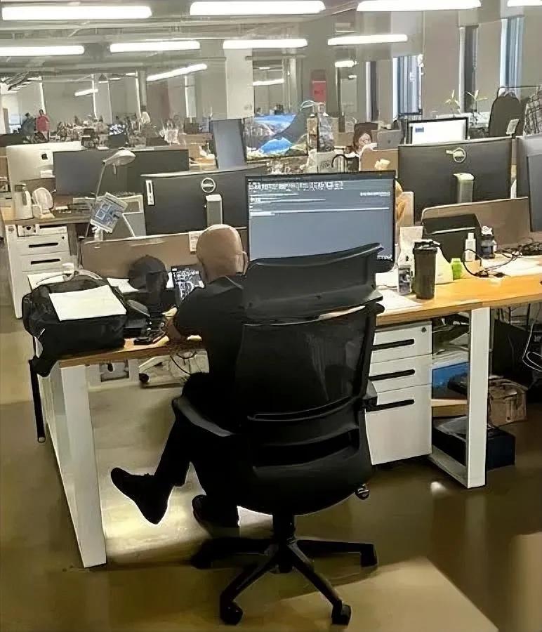 广州32岁的高经理走了。下午1点断的气，可他的微信还在“干活”。上午10