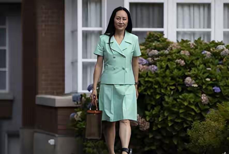 53岁孟晚舟的新年致辞炸圈，官媒集体力挺的背后，藏着中国科技最硬的底气！不再是