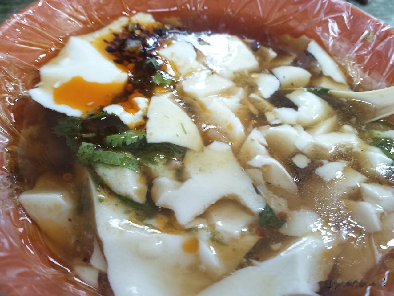 豆腐脑和老伴去长春永兴早市溜达，早上没有吃饭，到早上就想寻一美食、小吃。这天