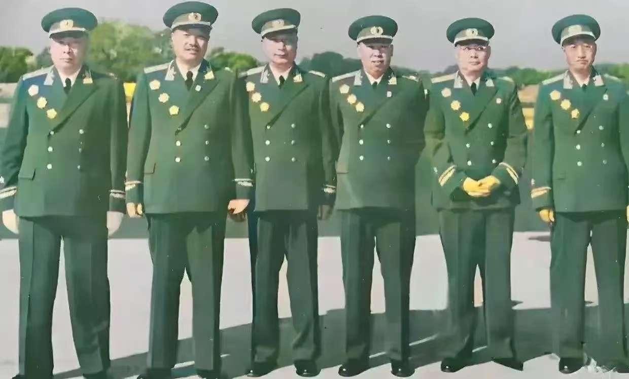 难得一见的六大元帅戎装合影照，最左边的是两位老总，分别是陈老总、贺老总，紧接着的