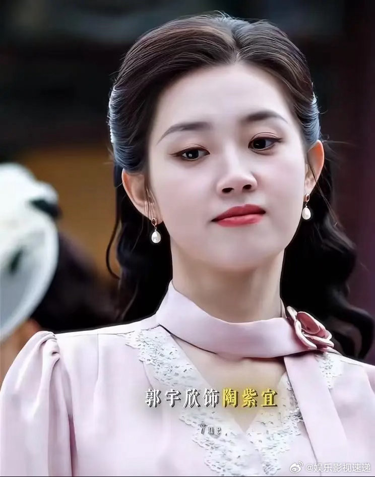 郭宇欣大概是内娱最让人纠结的一张脸：只要闭上嘴，她就是毫无争议的天选女主。翻看