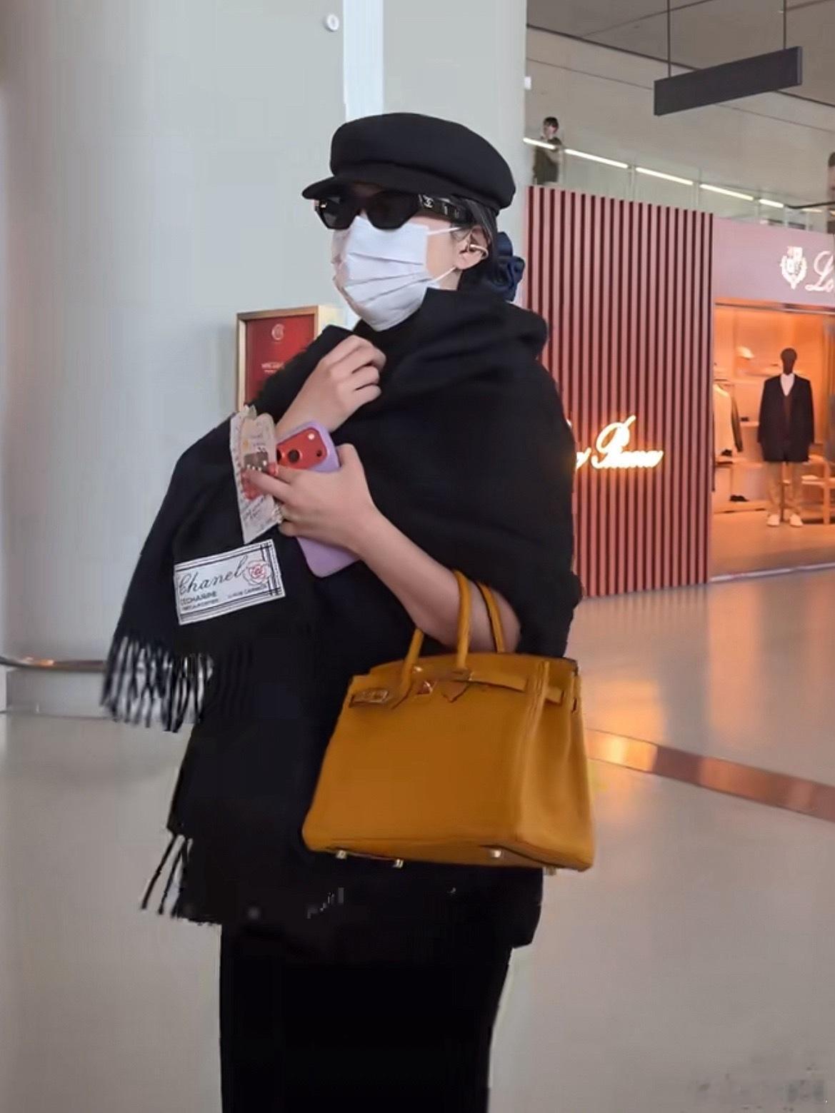 状态好好，私服简约耐看，拎着爱马仕出行，这么多不同款式，真的想知道阚清子到底有多