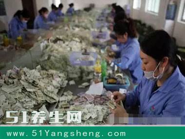 纸币细菌多? 从事这个工作, 手指都贴满了创可贴!