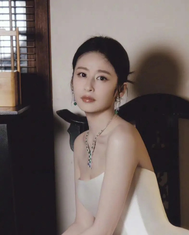 颖儿，尴尬了！6月23日，演员颖儿，突然冲上了热搜。原因是上海电视节节目单公布，