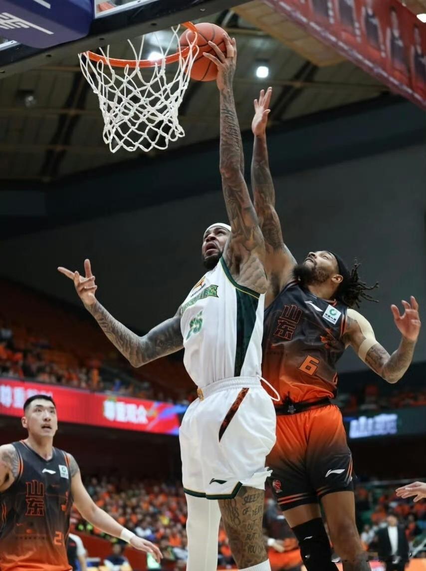 外援全换，邱彪能换也换吧，本土该放弃的放弃，山东高速男篮下赛季需要重建...