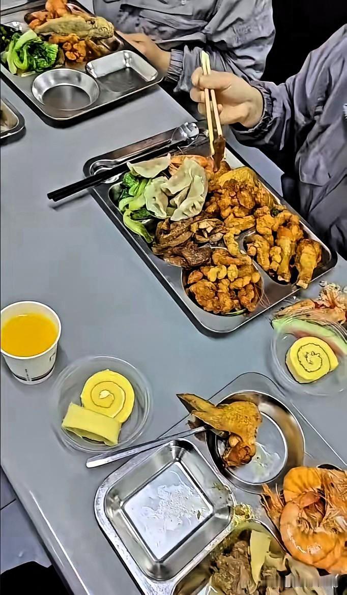 吵翻了！中山这家3000人电子厂年会，食堂吃自助被骂寒酸，我却觉得这才是打工人最