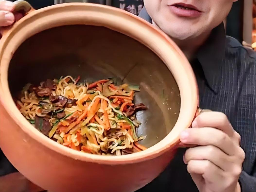 贾国龙50元砂锅焖面火上热搜！顾客吐槽：“锅比脑袋大，量少不够两个男人吃！”贾