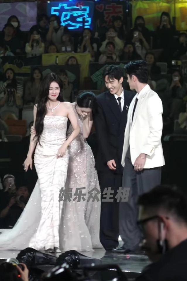 NG最多次的镜头，往往最能成神。监视器里，孟子义摔倒，白鹿伸手去捞。发现对方