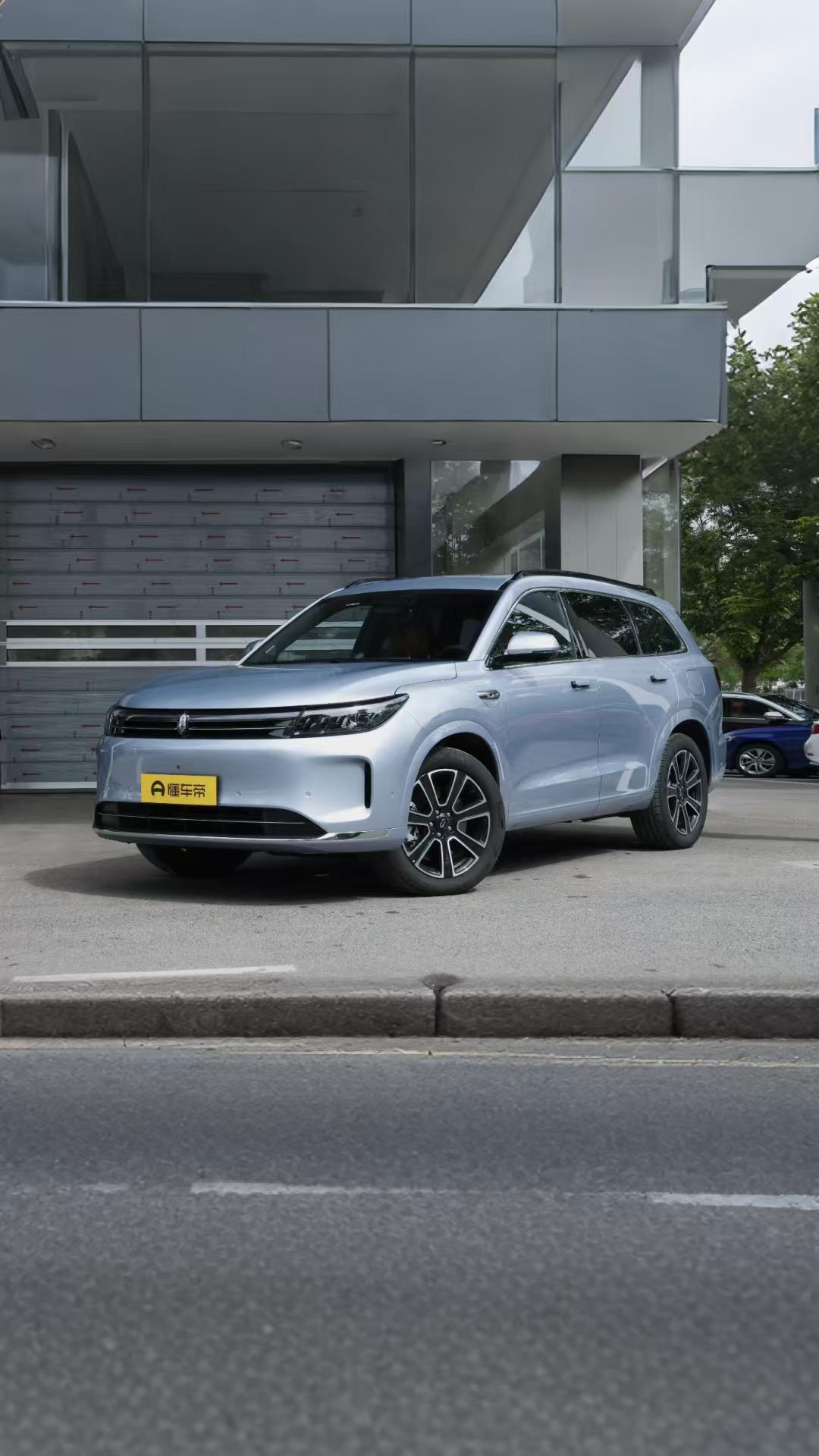 最近逛二手车市场，真的被问界M7的行情“整不会了”——有人急着出手亏5万，也有人