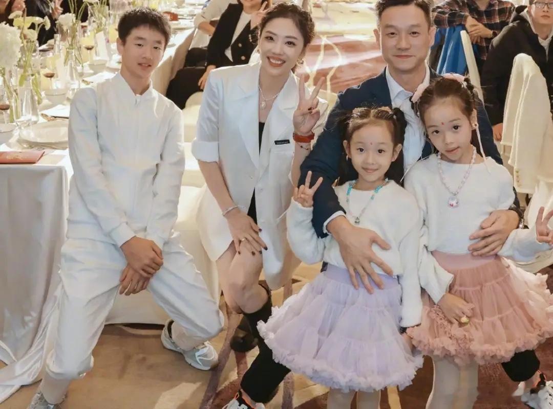 杨威带9岁双胞胎女儿拍大片，46岁养仨娃压力不小，头发白了大半！