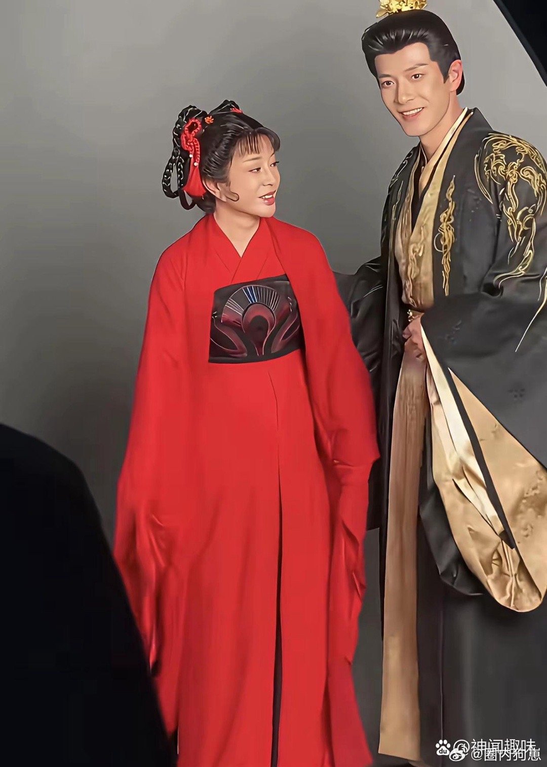 75岁刘晓庆与年轻演员同拍宣传照，一身红衣再度挑战少女造型，状态十分抢眼。