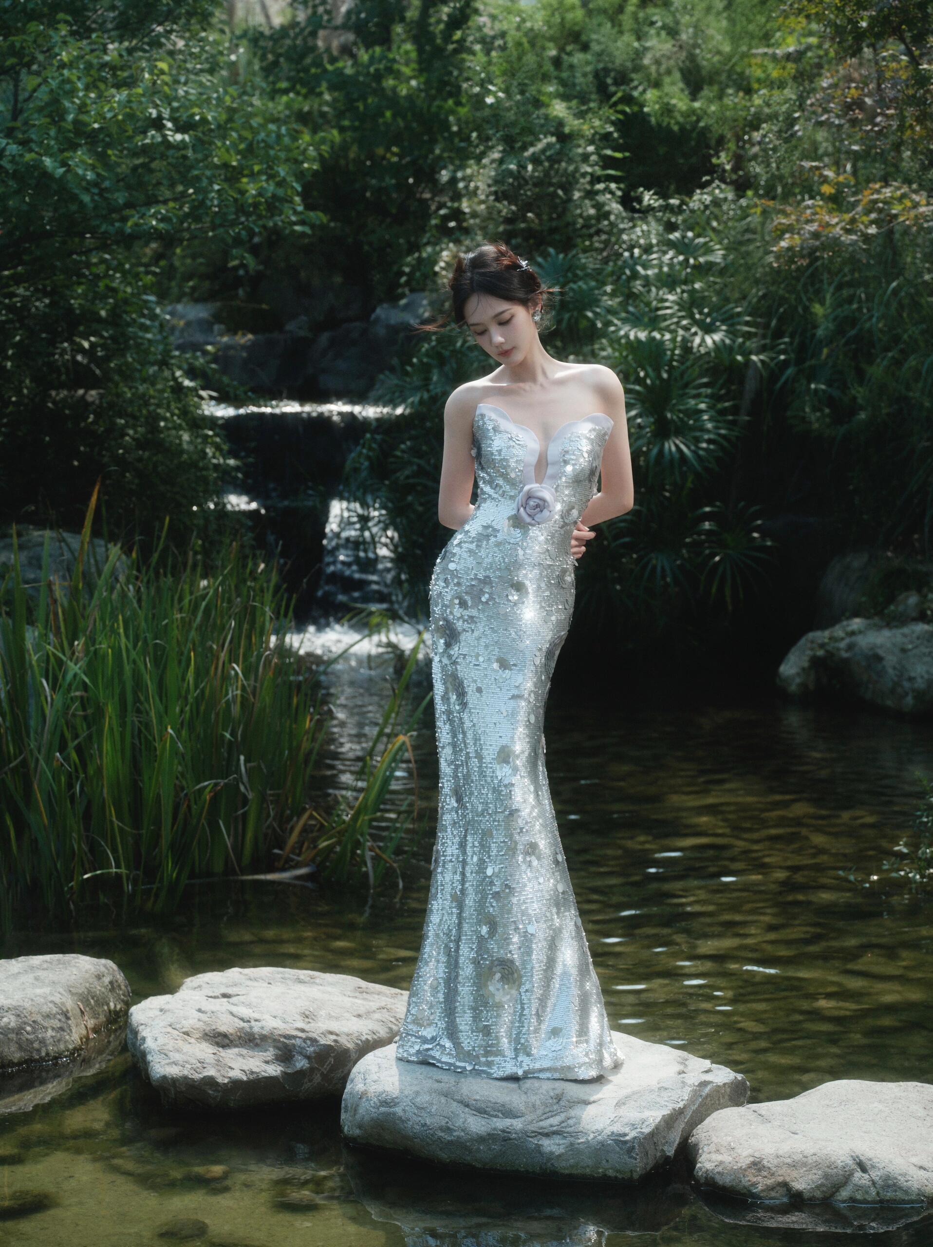 李一桐原来那么“有料”！银色鱼尾裙秀凹凸曲