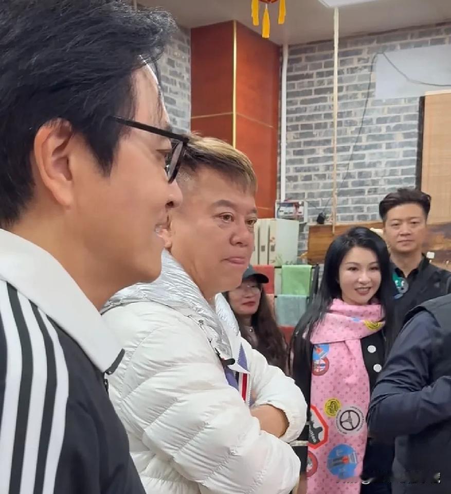 75岁陈百强在广西给老婆杏姑买几百元的包包做礼物！这陈百祥真的太节俭了，老婆黄杏