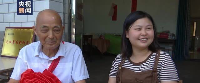 “天大的缘分！”7月17日，湖南1女子开车掉入池塘中，71岁的大爷不顾生命危险将