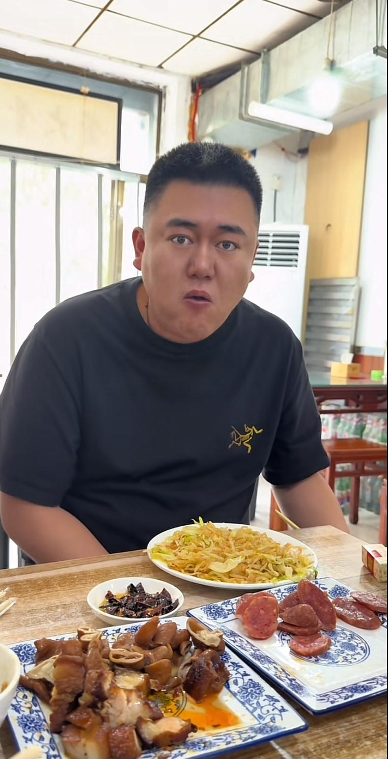 石家庄“贷款王”张晓民，吃相太难看了，今天刚和朋友下飞机到外地，就找了家小饭店吃