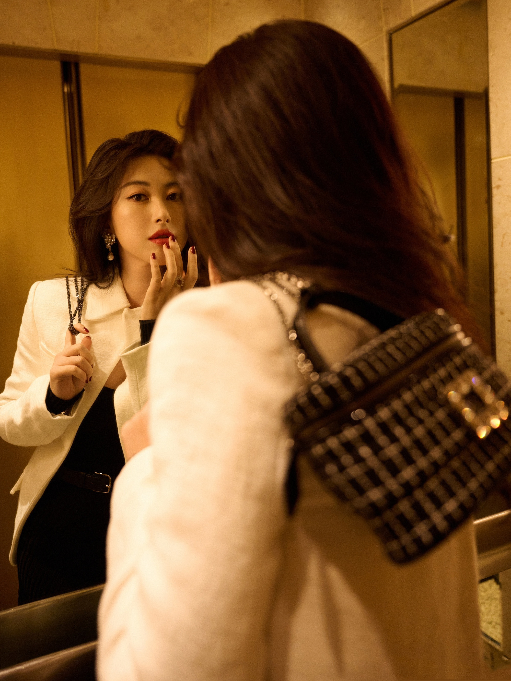 朱珠特别优雅，黑白穿搭，艳若桃李。朱珠